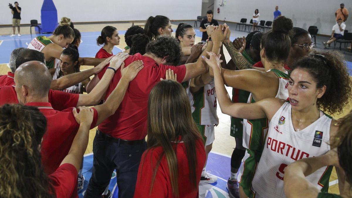 El combinado de Portugal, con el técnico Ricardo Vasconcelos a la cabeza, celebra su triunfo ante Irlanda.