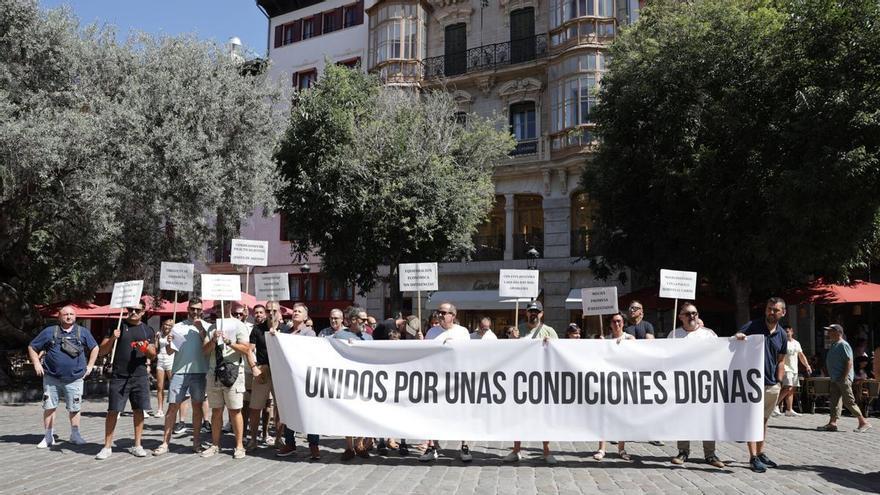 Una treintena de policías locales se manifiesta ante Cort al margen de los sindicatos para exigir mejoras laborales
