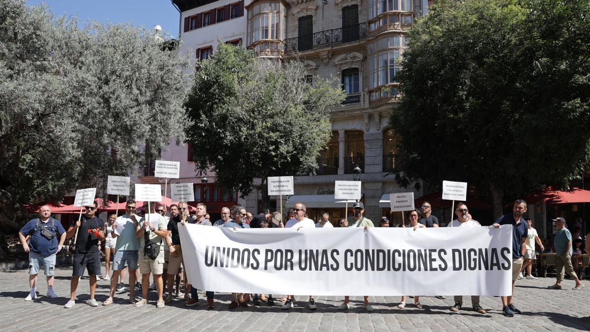 POLICÍA PALMA POLÉMICA | Una treintena de policías locales se manifiesta ante Cort al margen de los sindicatos para exigir mejoras laborales