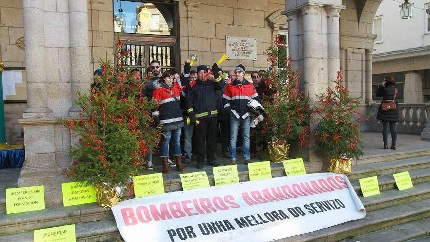 Los bomberos se manifestaron en la Plaza Mayor coincidiendo con el primer pleno del año. // Iñaki Osorio