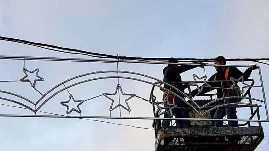 Puesta a punto de los luminosos a cargo de concejales y vecinos e instalación de las luces en la travesía de Venialbo.