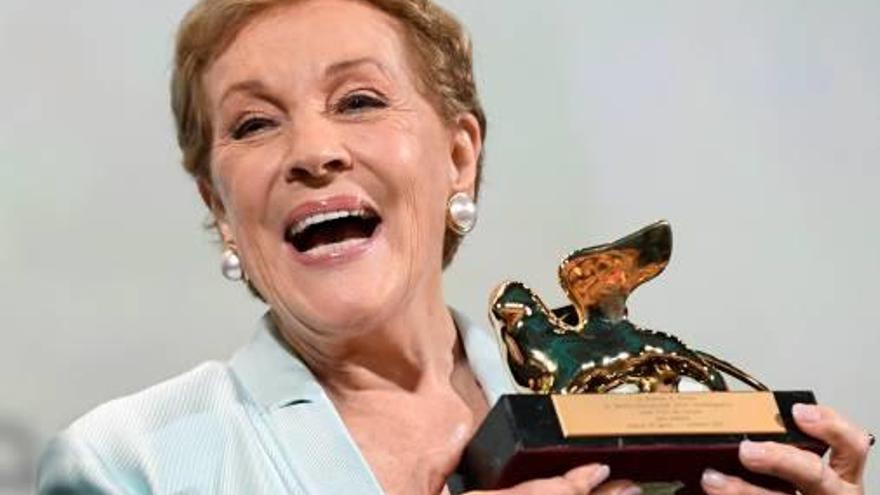 La actriz Julie Andrews, con el León de Oro.