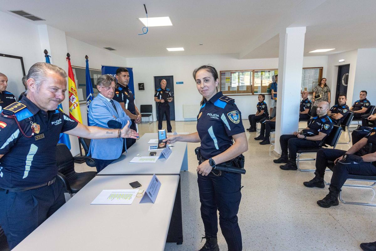 25 nuevos agentes interinos recogen sus acreditaciones policiales tras superar un intenso periodo de prácticas.