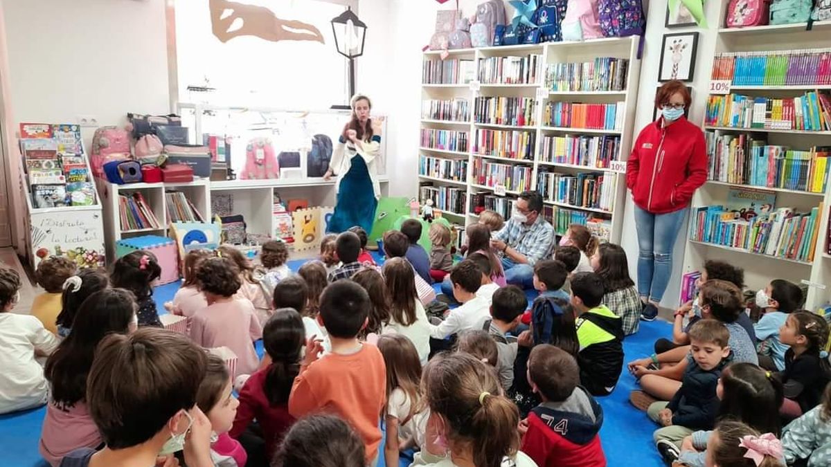 Cuentacuentos en el interior de la librería ‘Zeras’ de Monesterio