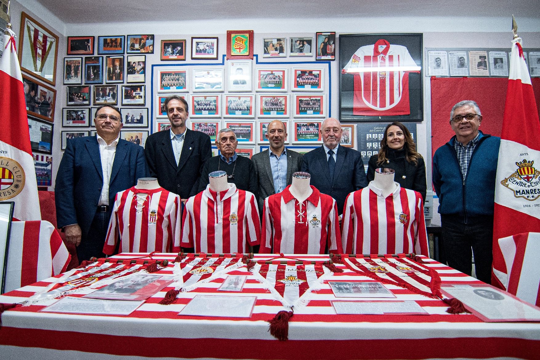 Presentació de les camisetes i banderes històriques del CE Manresa