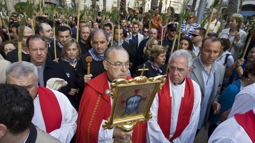 Camps acompañó a la Reliquia hasta la basílica de Santa María. Ripoll se desmarcó de la comitiva para hacer el camino junto a Zaplana y dejó patente la distancia entre él y Sonia Castedo.