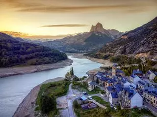 En 1978, un embalse dejó sin habitantes a este pueblo del Pirineo; 48 años después es el pueblo más bonito de España, levantado por ellos mismos piedra a piedra
