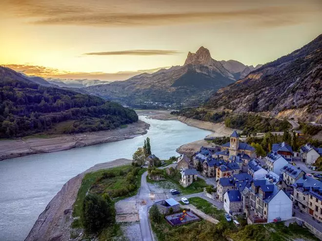 En 1978, un embalse dejó sin habitantes a este pueblo del Pirineo; 48 años después es el pueblo más bonito de España, levantado por ellos mismos piedra a piedra