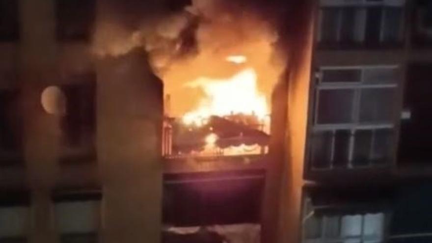 Muere un niño de seis años y herida grave su madre en un incendio en un piso de Granada tras varias deflagraciones