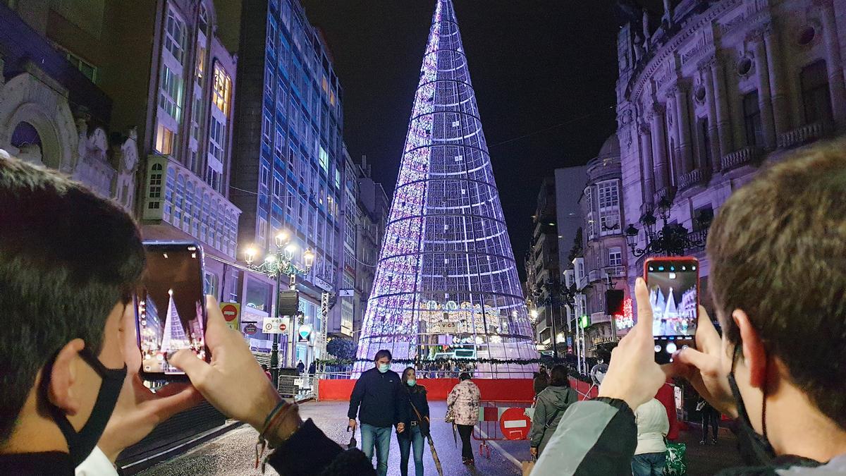 Vista del gran árbol de la Navidad en Vigo durante las fiestas del año pasado.