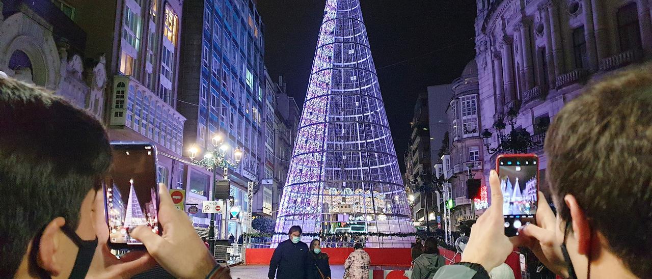 Vista del gran árbol de la Navidad en Vigo durante las fiestas del año pasado