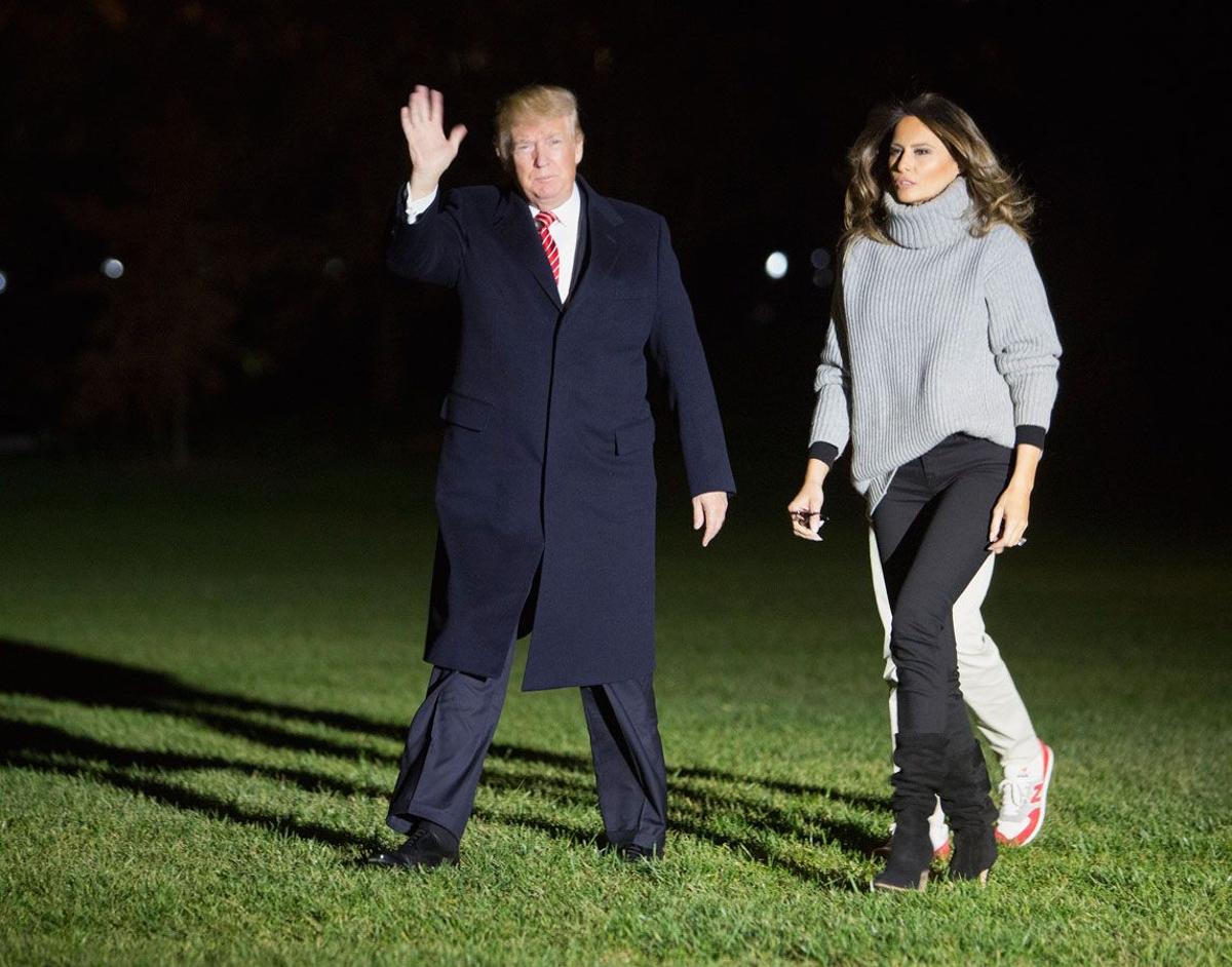 El look de Melania Trump con jersey gris y pantalones negros