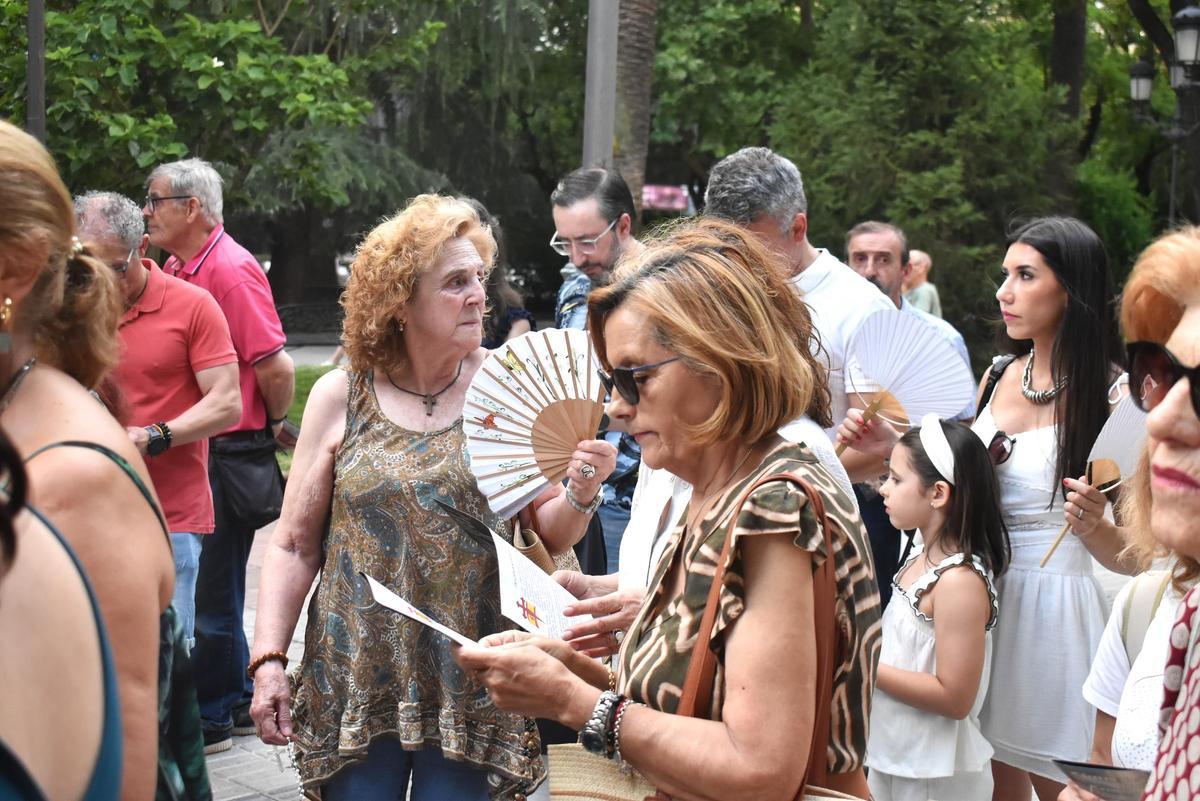 Galería | Decenas de personas rezan un rosario por la Cruz de los Caídos en Cáceres