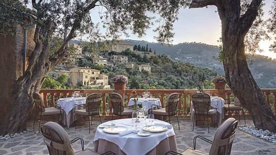 Abends tafelt man im Gourmet-Restaurant El Olivo zwischen Olivenbäumen mit Blick auf Deiàs Hügel.