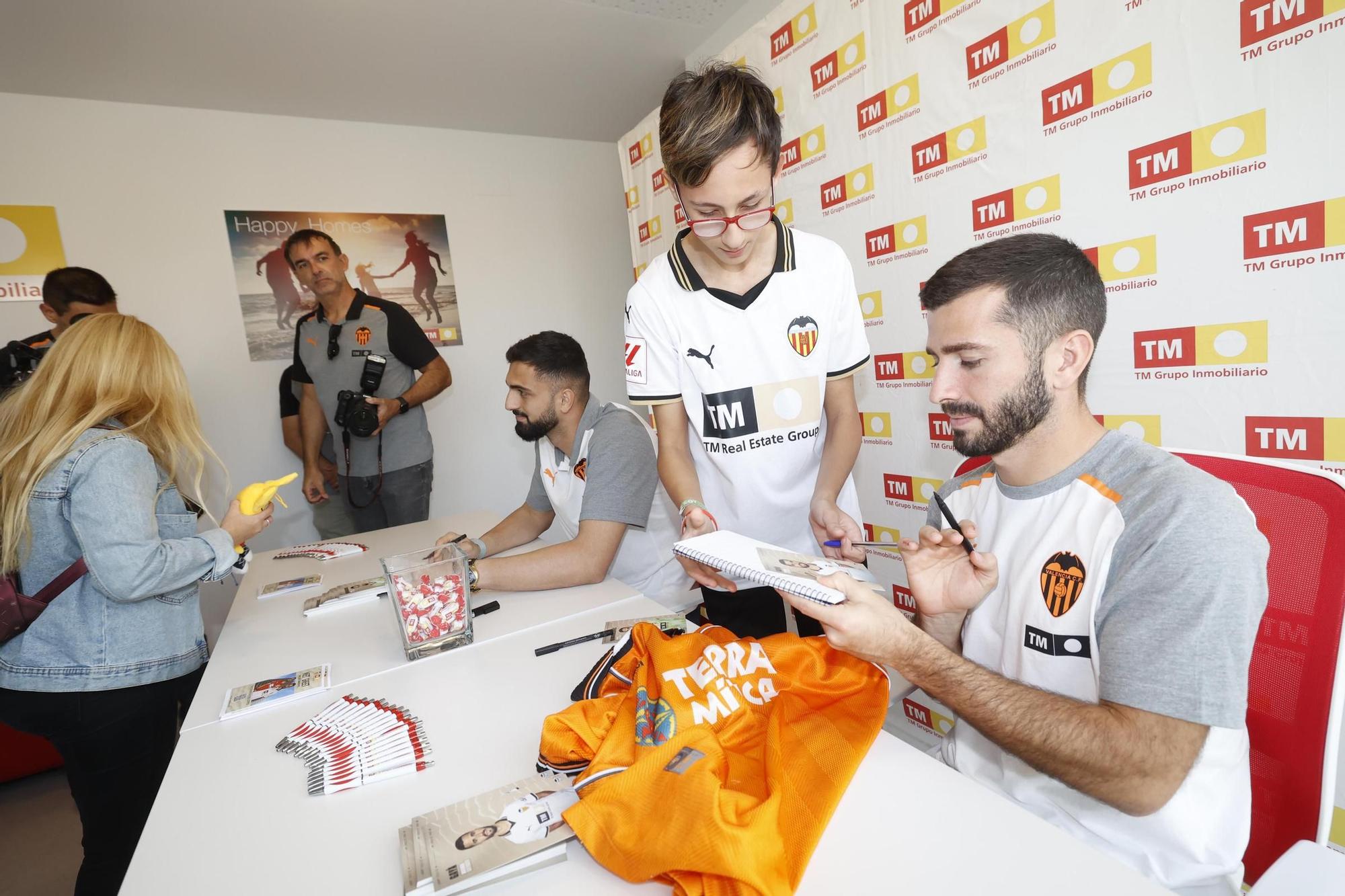 Los jugadores del Valencia CF José Luis Gayà y Giorgi Mamardashvili en un Meet&Greet en Benidorm