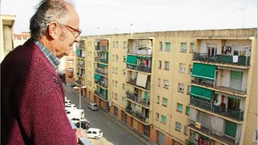 El president d&#039;una comunitat de veïns de Sagrada Família observa un dels edificis on es vol actuar |