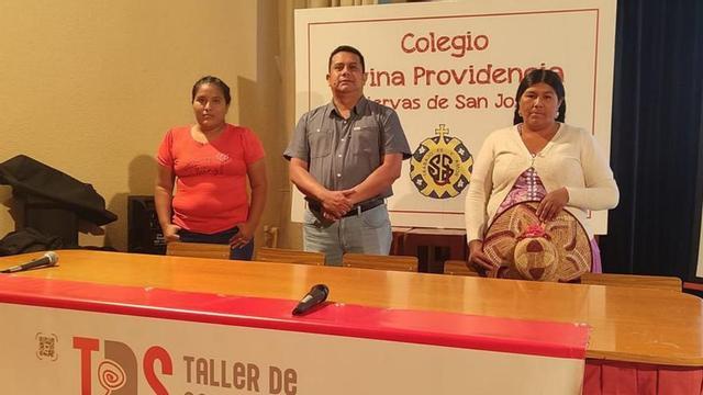 Participantes en la mesa redonda en el colegio Divina Providencia. | LOZ