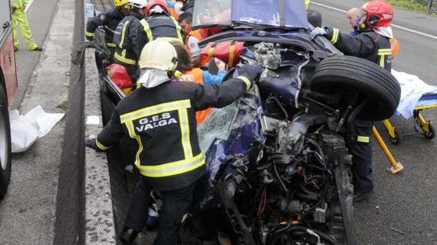 Efectivos del GES de Valga, atendiendo un accidente registrado en Catoira.