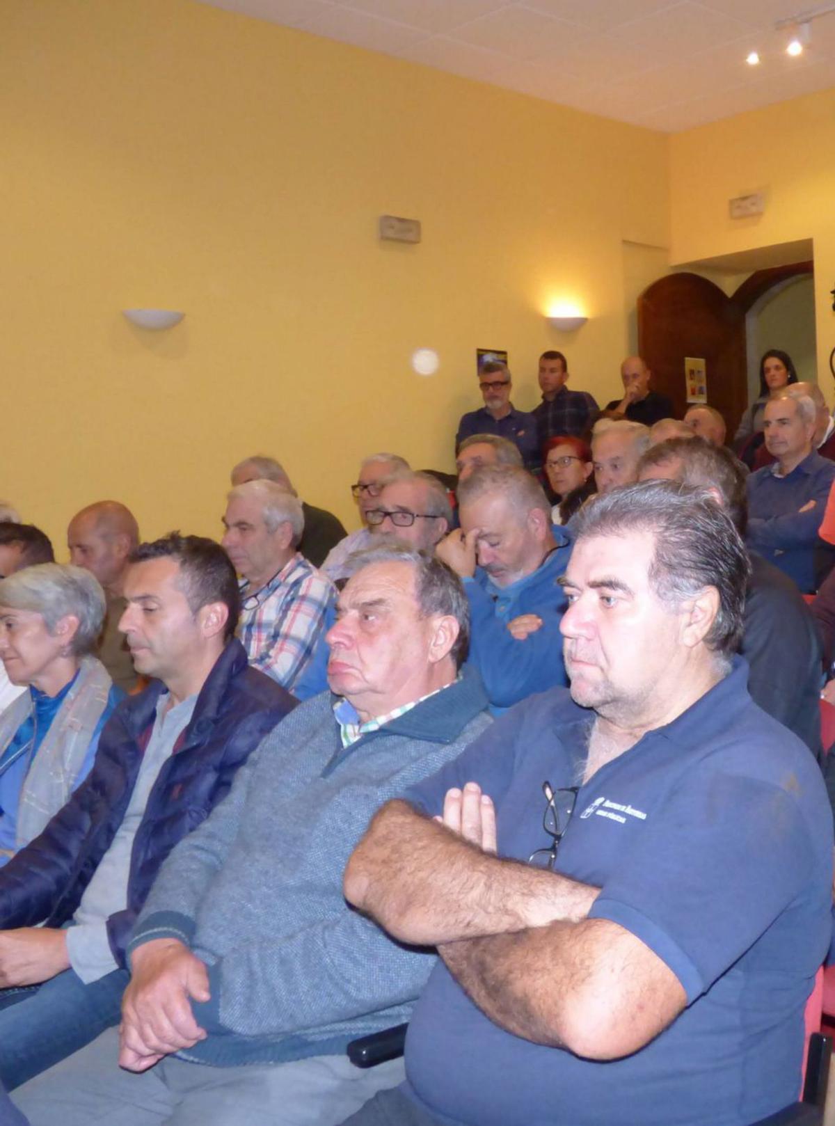 Público asistente al Conceyu Abiertu, ayer, en Tineo. | D. Á.