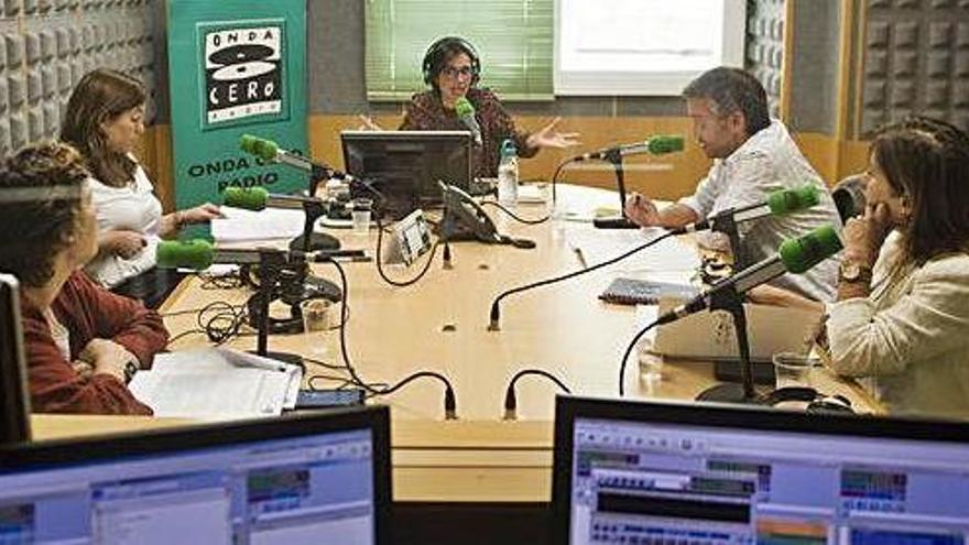 Los candidatos, ayer, en los estudios de Onda Cero en A Coruña con la moderadora del debate.