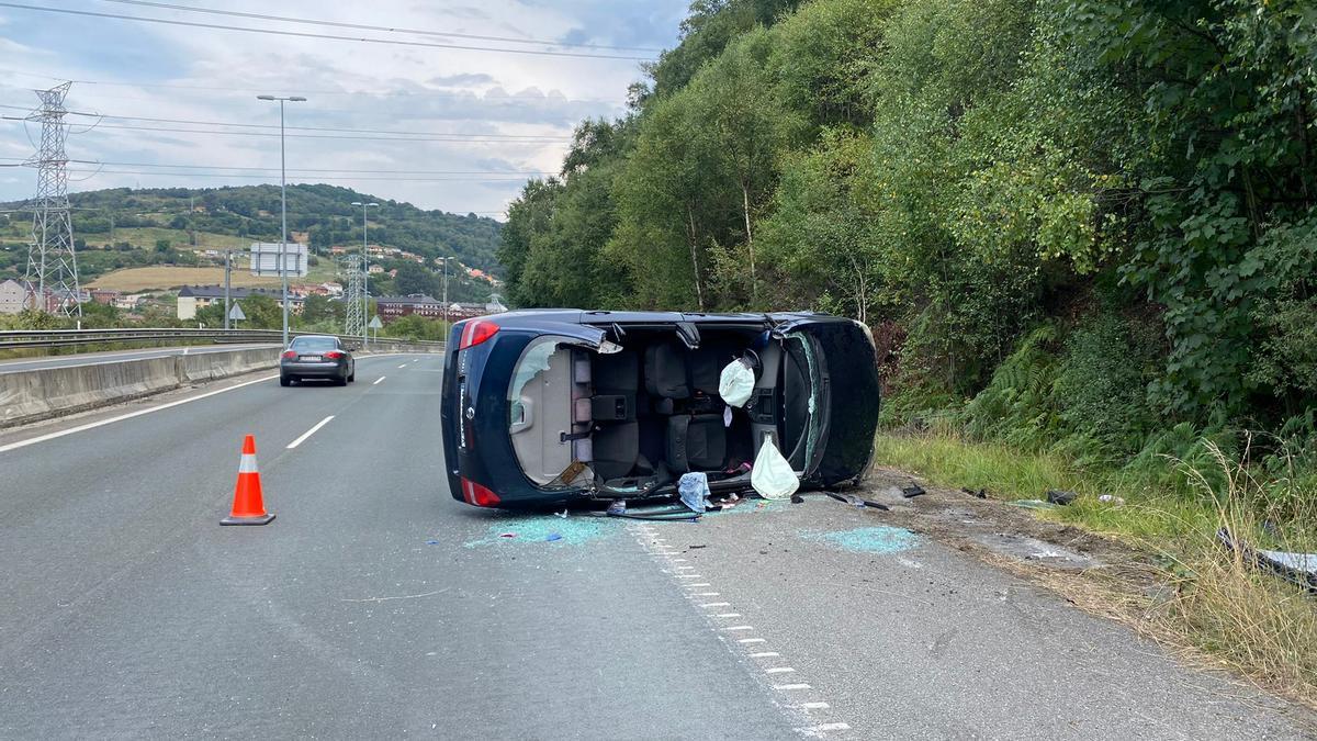 El vehículo volcado, tras el accidente.