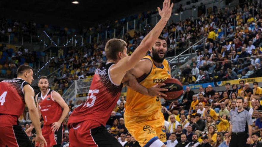 Bourousis ante la defensa de Mockevicius, del &#039;Fuenla&#039; la pasada jornada