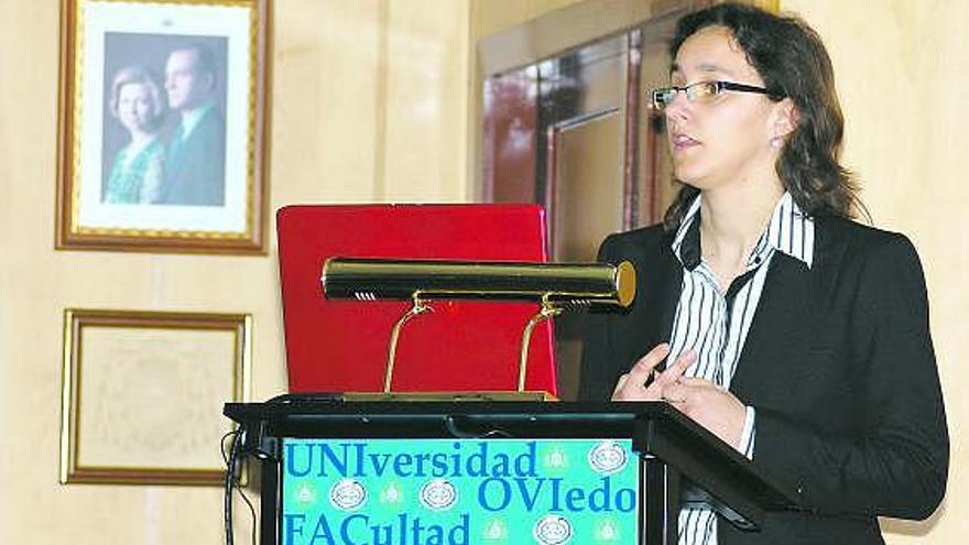 Rosa Pando Bedriñana, ayer, durante la lectura de su tesis doctoral en la Facultad de Biología.