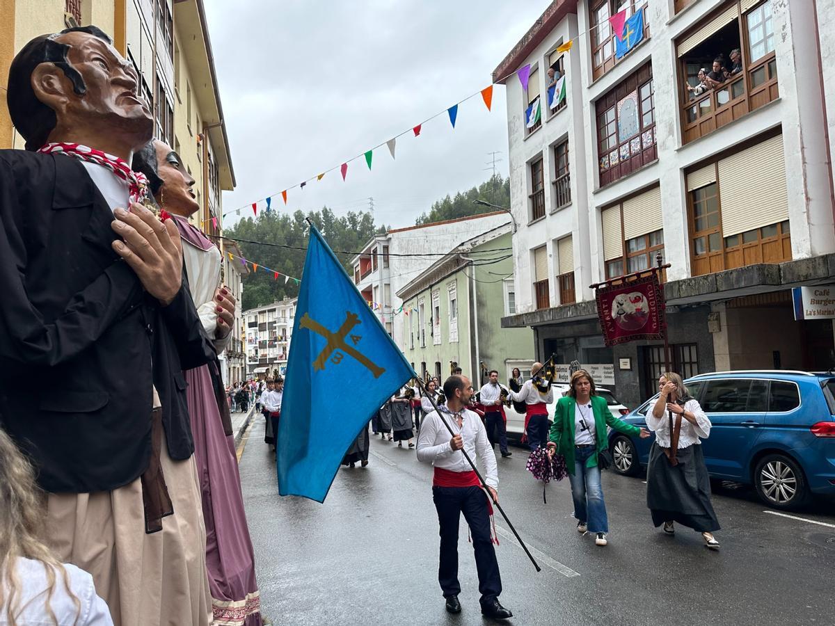 El desfile más esperado en Cudillero: gaitas, bailes 'pixuatus' y gigantes y cabezudos de Murcia