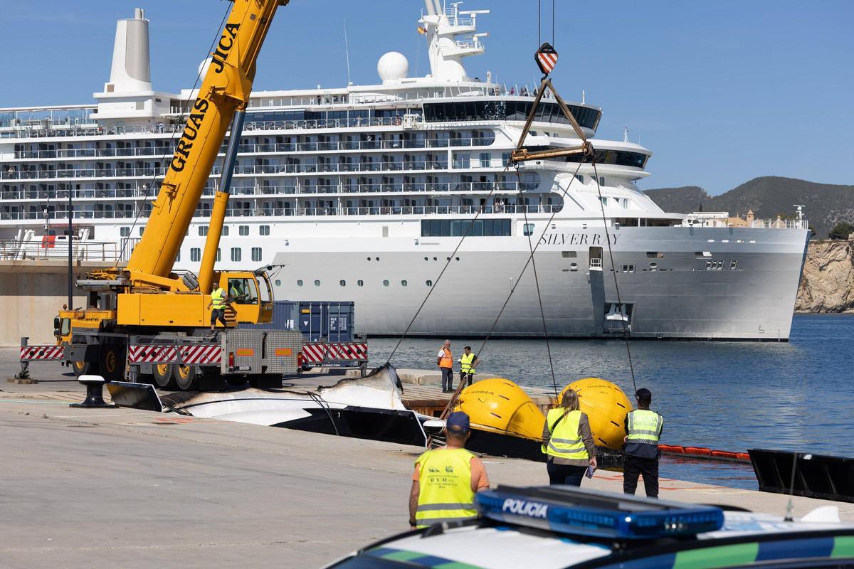 Espectaculares imágenes de la recuperación del yate que se incendió y se hundió en Ibiza