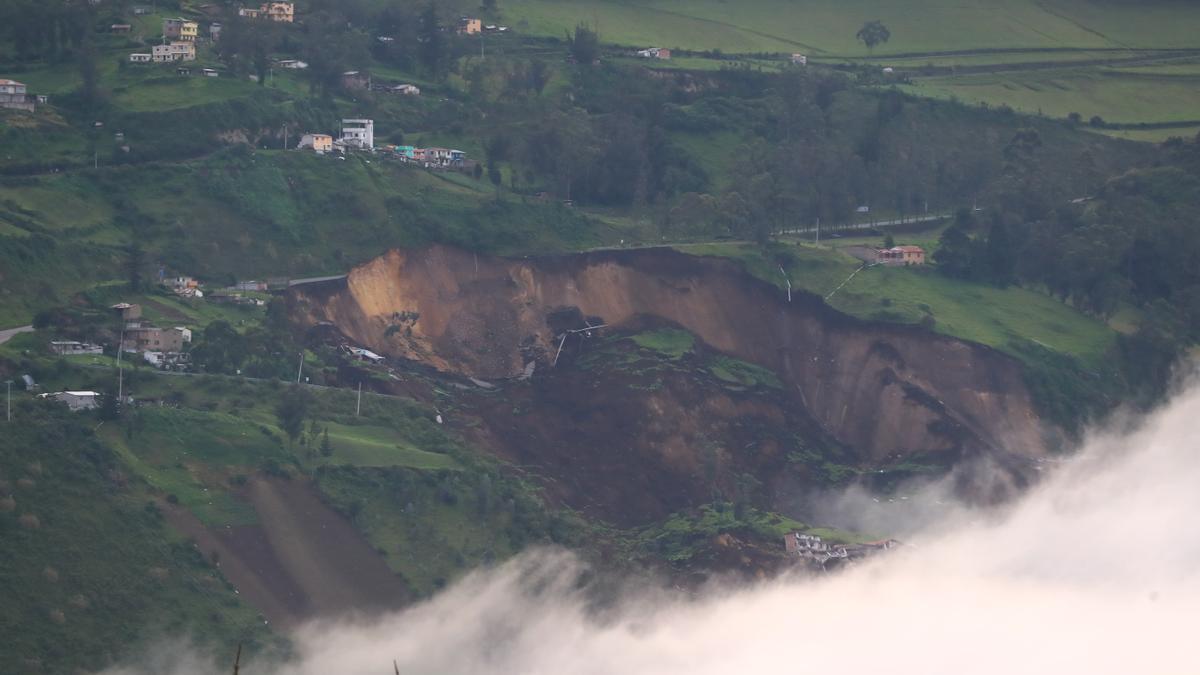 Al menos 16 fallecidos y siete desaparecidos deja un alud de tierra en una zona andina de Ecuador.