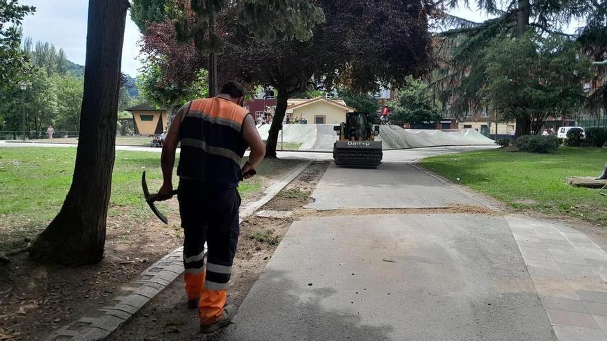 El parque Dorado de Sama se pone guapo para las fiestas: en obras para tapar las zanjas de las canalizaciones eléctricas