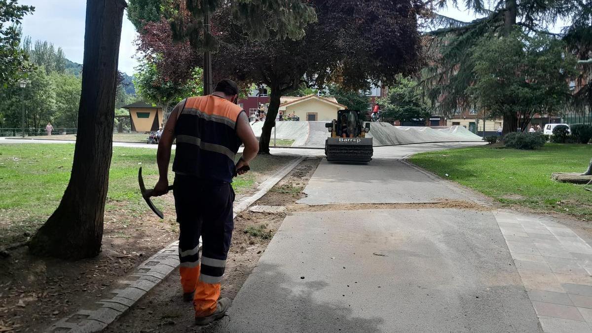 Trabajos para asfaltar las zanjas en el parque Dorado.