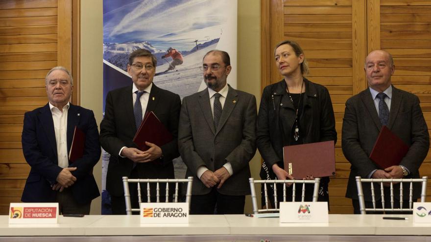 Gracia, Aliaga, Lambán, Gastón y Santacruz, hace apenas dos meses, en la firma del convenio de colaboración de la DPH, la DGA, Aramón y Astún. | JAIME GALINDO