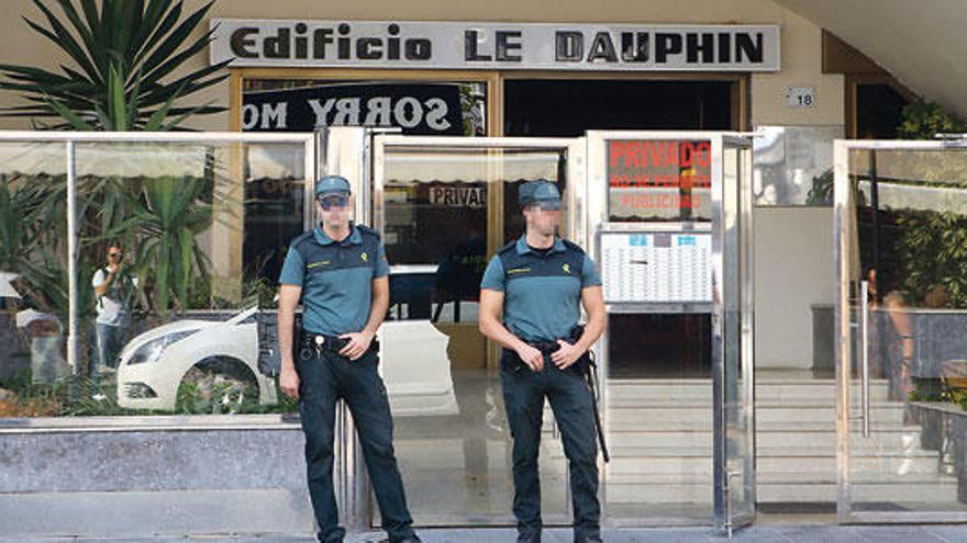 Una pareja de guardias civiles, en la entrada de los apartamentos en Punta Ballena.