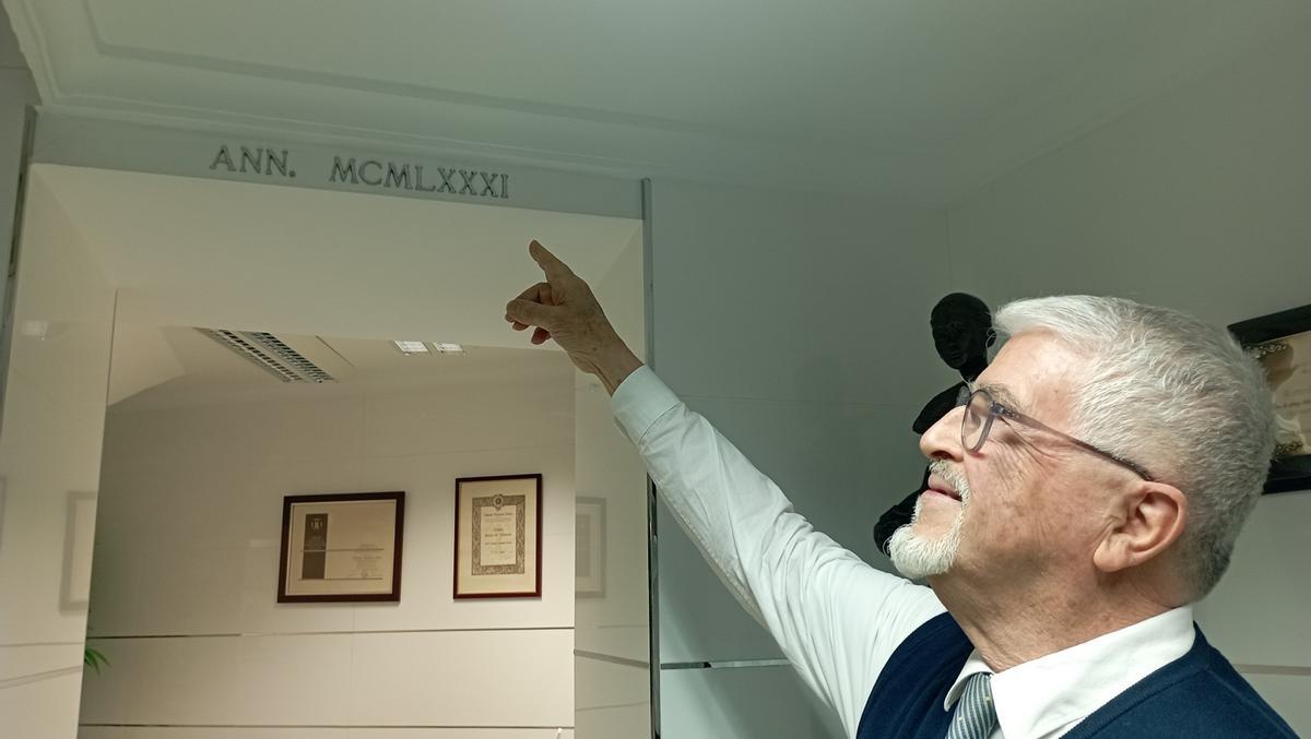El despacho de Gonzalo González luce en el dintel la fecha de apertura de la Numismática, en números romanos.