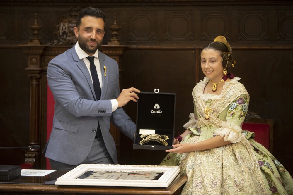 Claudia y Maite son proclamadas las nuevas Falleras Mayores de Sagunt.