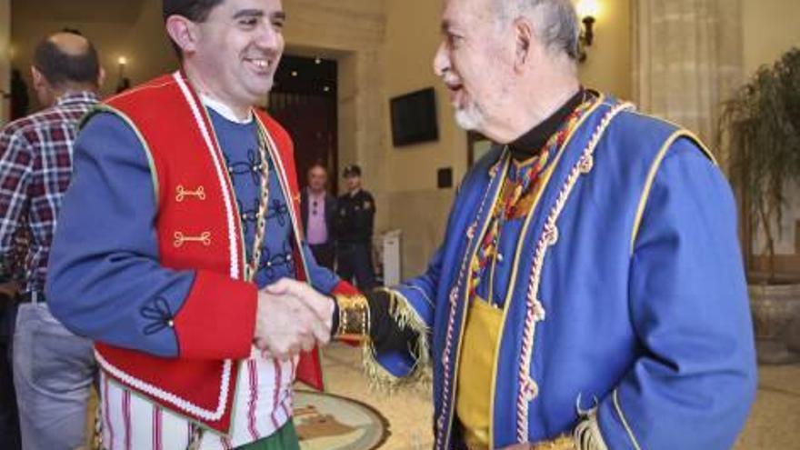 El histórico saludo de los alcaldes Antonio Francés y Miguel Valor en la mañana de ayer.