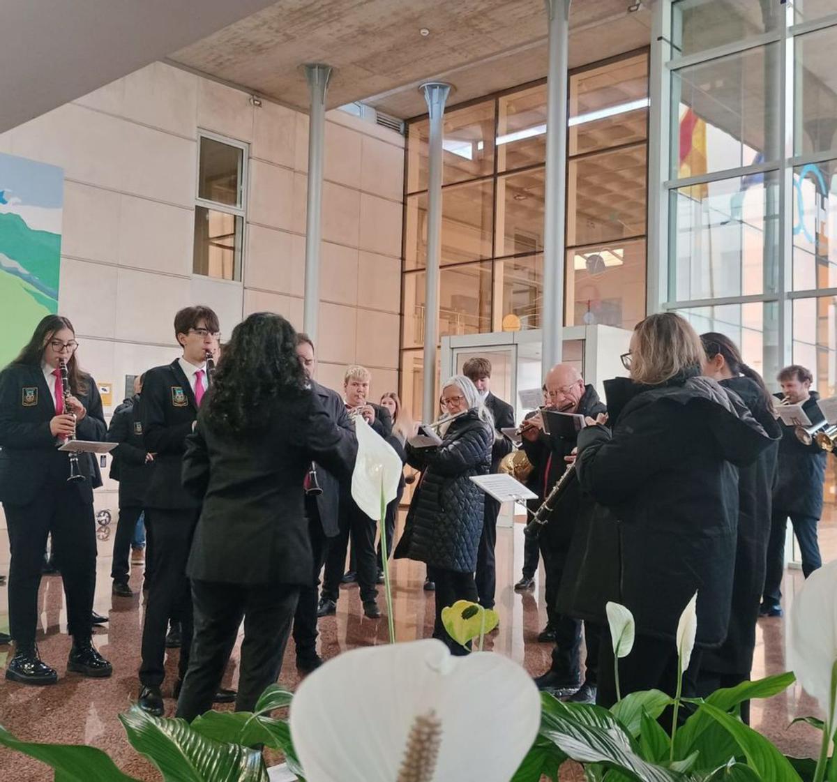 Folclore para estrenar el 50.º aniversario del centro hospitalario | LNE