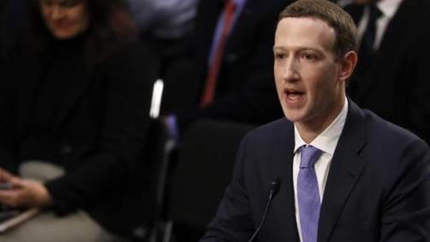 El fundador de la xarxa social Facebook durant la seva compareixença ahir al Senat nord-americà