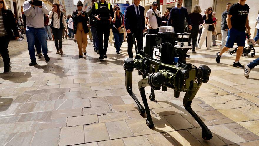 Un &#039;perro&#039; robot patrulla la calle Larios