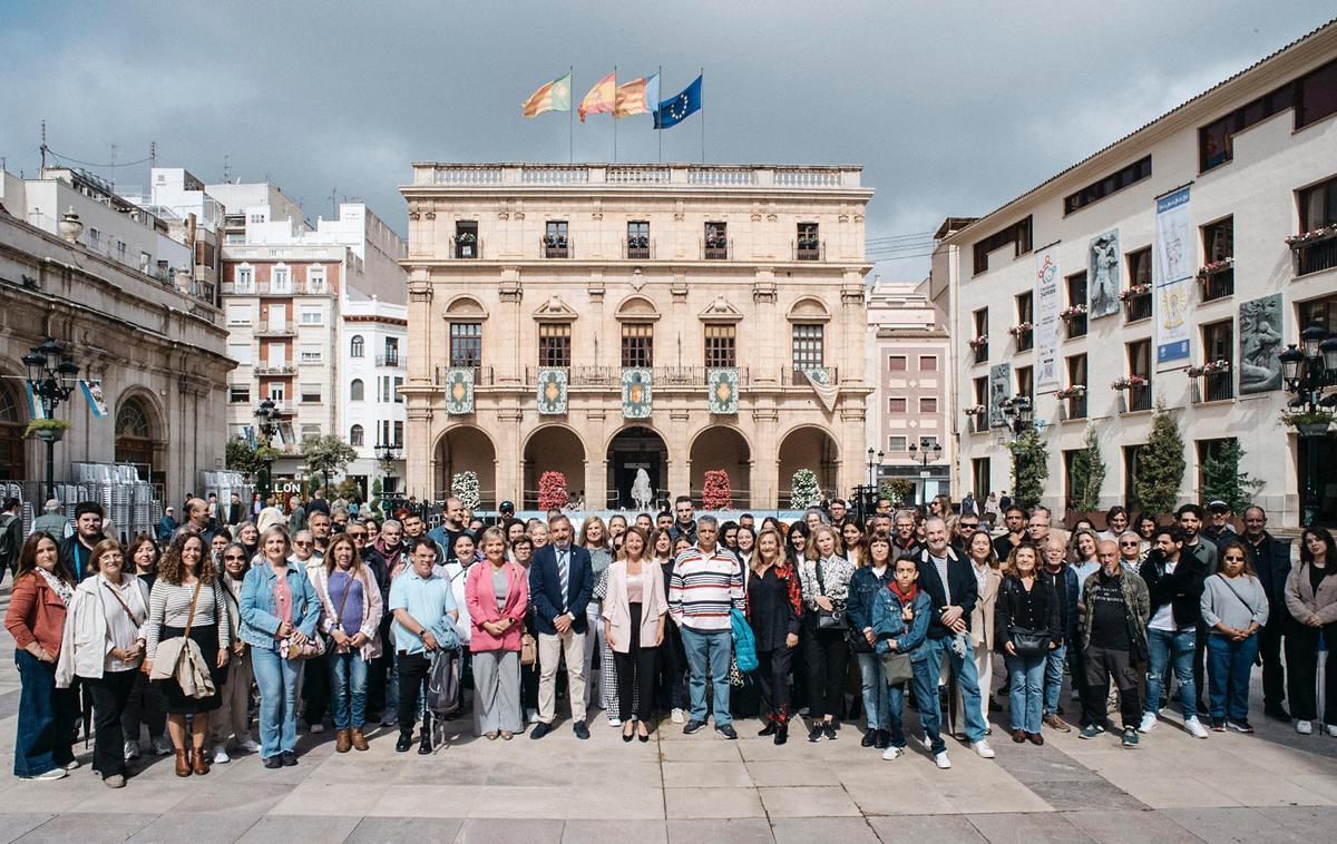 La alcaldesa y el concejal Redondo conlos 97 funcionarios, este viernes.