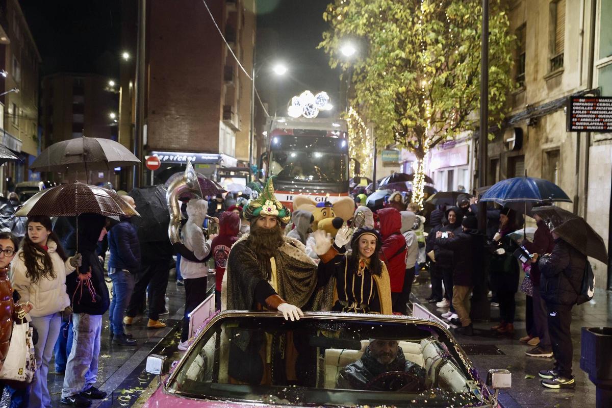 La cabalgata de Reyes en la zona oeste de Gijón, en imágenes