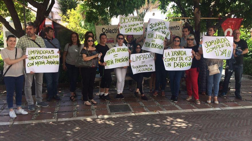 Limpiadoras municipales durante la protesta ante el Consistorio.