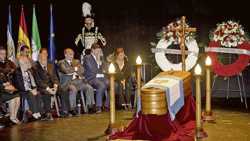 Capilla ardiente con los restos de Chiquito de la Calzada, en el auditorio de Málaga.   // Efe
