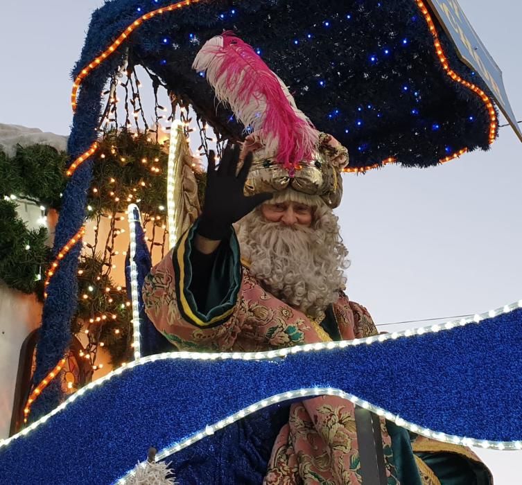 Miles de niños y niñas disfrutan junto a sus familias del desfile récord de la ciudad olívica. Melchor, Gaspar y Baltasar lanzaron caramelos desde sus carrozas.