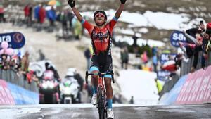Longarone (Italy), 26/05/2023.- Colombian rider Santiago Butrago Sanchez of Bahrain Victorious wins the 19th stage of the Giro d’Italia 2023 cycling tour, over 183km from Longarone to Tre Cime di Lavaredo, Italy, 26 May 2023. (Ciclismo, Bahrein, Italia) EFE/EPA/LUCA ZENNARO