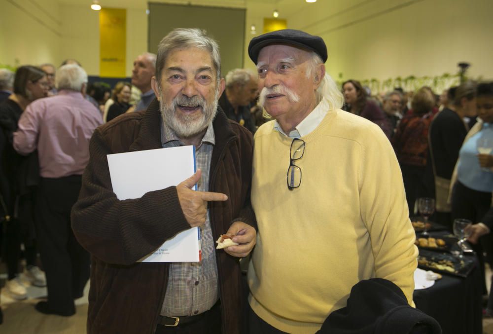 Decenas de profesores y alumnos del CEU, germen de la Universidad de Alicante, se reencuentran en un emotivo acto organizado en el campus.