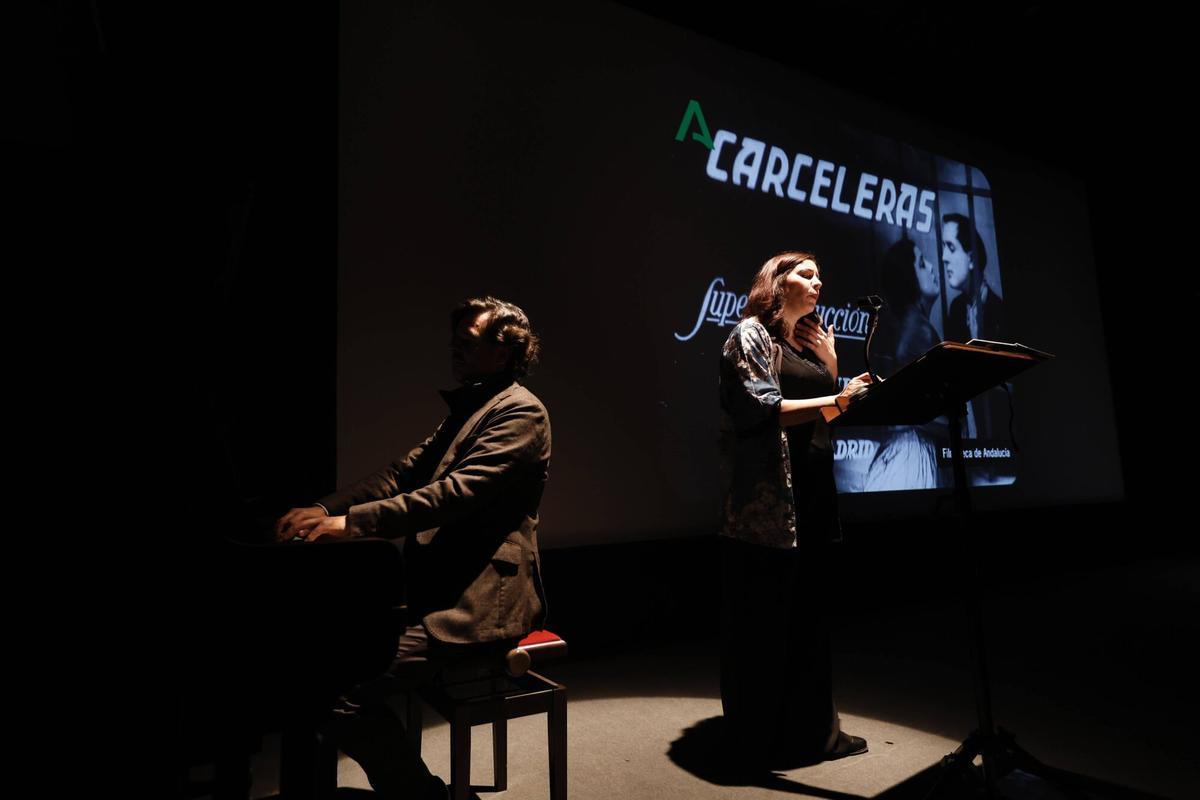Alberto Cubero y Lucía Tavira interpretan un tema de 'Carceleras' en la presentación de la adaptación musical en la Filmoteca.
