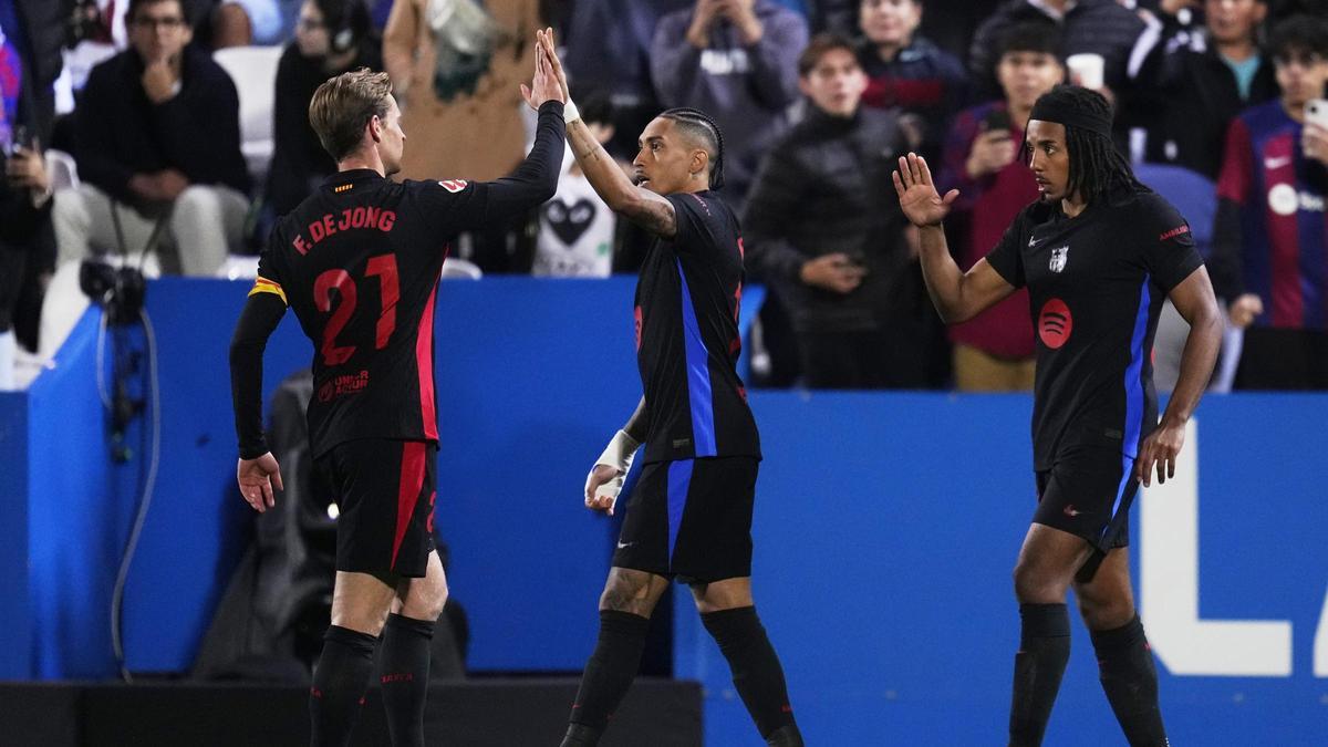 De Jong festeja el gol del Barça con Raphinha ante Koundé en Butarque durante la segunda parte del duelo contra el Leganés.