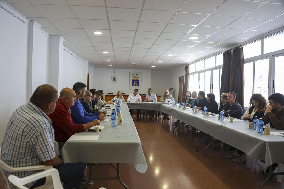 Reunión de alcaldes de los municipios afectados por el incendio de Montitxelvo y representantes de la Diputación.